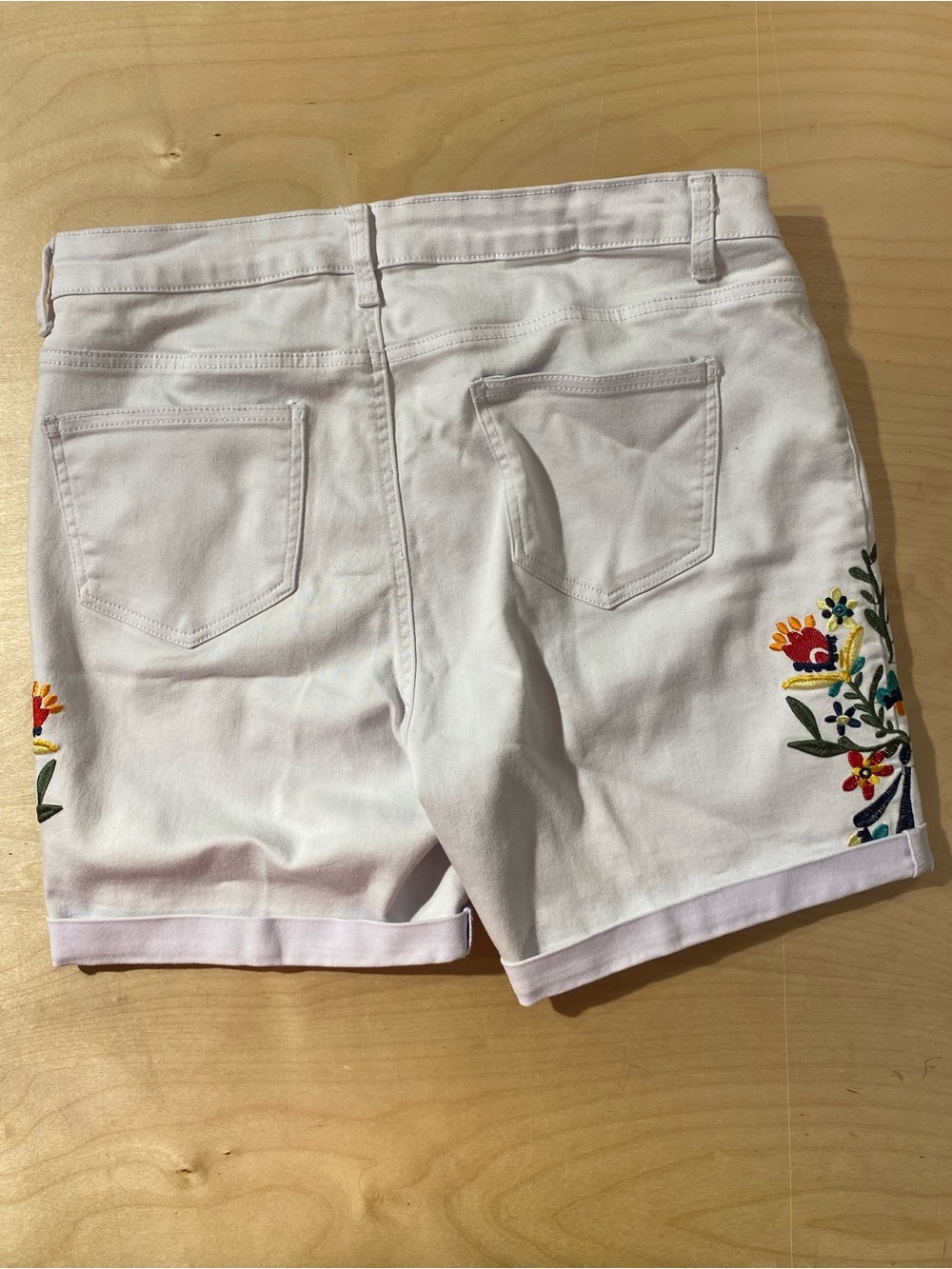 Sand Piper White Embroidered Floral Women’s Shorts 16 (SC) - Picture 7 of 10